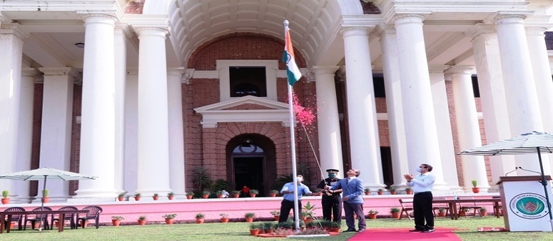 Sh. A.S Rawat, Director, FRI hoisting the flag on the occasion of 75th Independence Day on 15th August, 2021